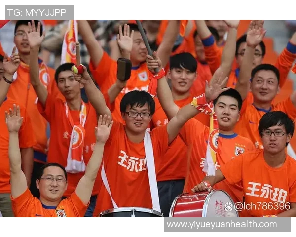 足球场惊现球星神秘现象 引发全场观众疯狂热议与欢呼 足球场惊现球星神秘现象 引发全场观众疯狂热议与欢呼