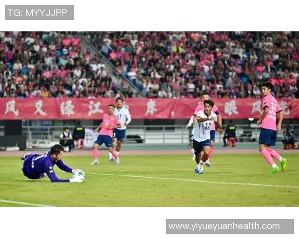 休斯顿足球球星闪耀绿茵引领球队奋勇拼搏书写荣耀新篇章